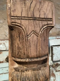 Demi colonne indienne en bois