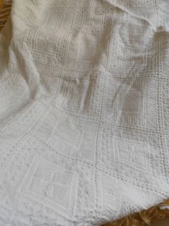 Dessus de lit en coton blanc , Ancien jeté de lit coton tissé