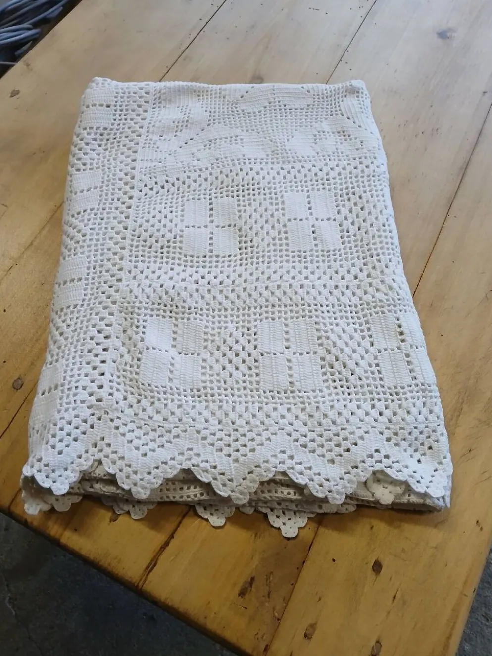 Dessus de lit / nappe / rideau ancien en crochet
