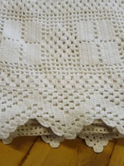 Dessus de lit / nappe / rideau ancien en crochet