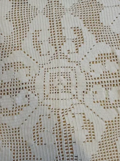 Dessus de lit / nappe / rideau ancien en crochet
