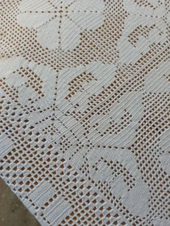 Dessus de lit / nappe / rideau ancien en crochet