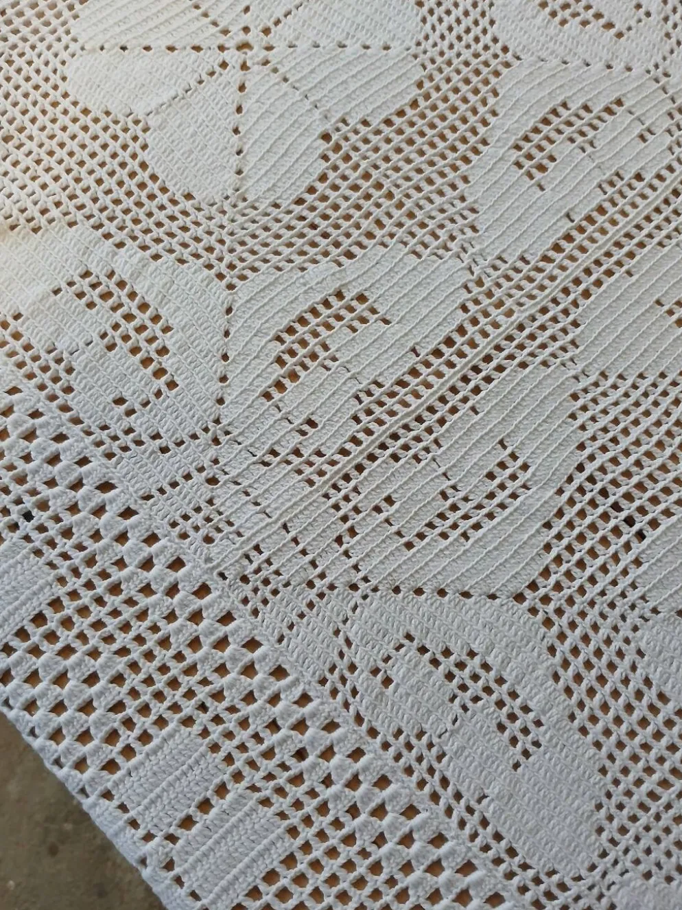Dessus de lit / nappe / rideau ancien en crochet