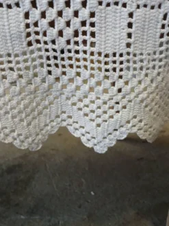 Dessus de lit / nappe / rideau ancien en crochet