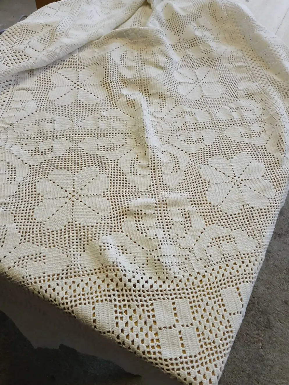 Dessus de lit / nappe / rideau ancien en crochet