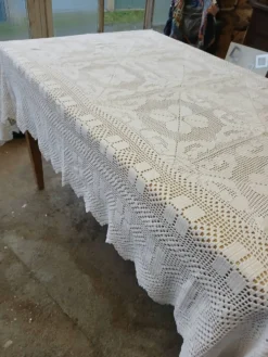 Dessus de lit / nappe / rideau ancien en crochet