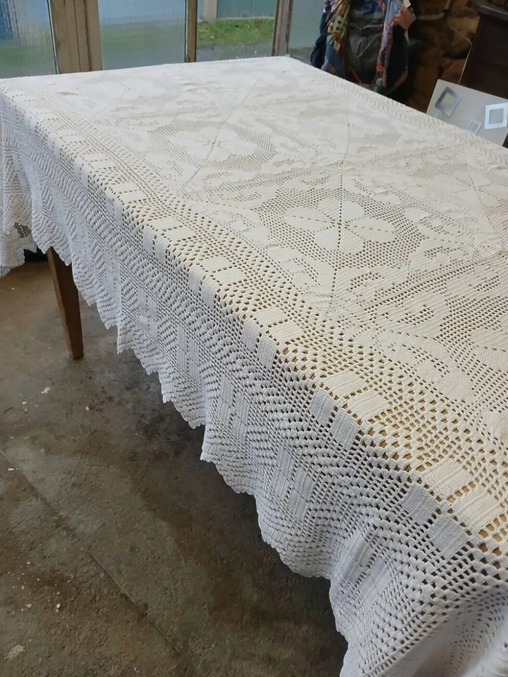 Dessus de lit / nappe / rideau ancien en crochet