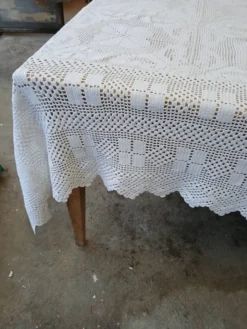 Dessus de lit / nappe / rideau ancien en crochet