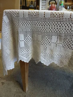 Dessus de lit / nappe / rideau ancien en crochet