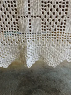 Dessus de lit / nappe / rideau ancien en crochet