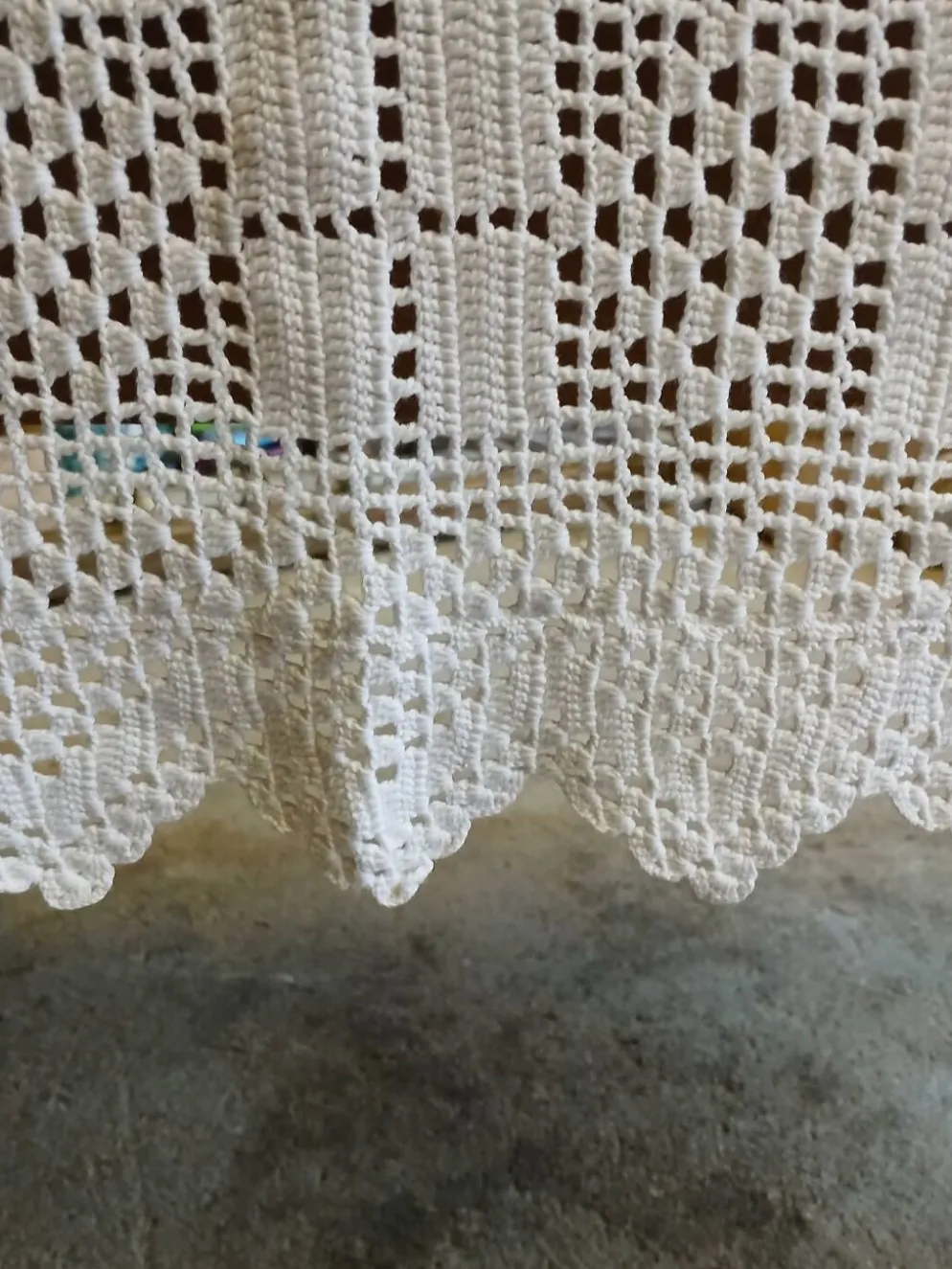 Dessus de lit / nappe / rideau ancien en crochet