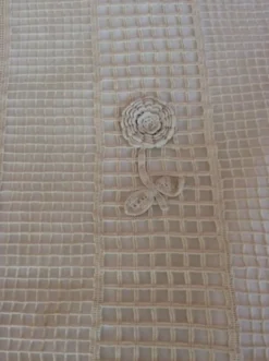Dessus lit ancien en crochet et broderies.