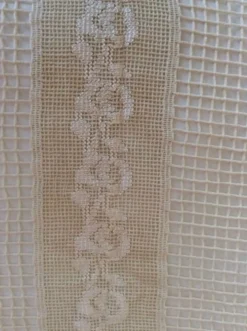 Dessus lit ancien en crochet et broderies.