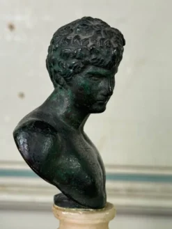 Deux bustes en bronze dans le goût de l’antique, XVIIIème siècle