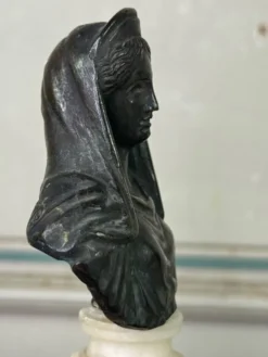 Deux bustes en bronze dans le goût de l’antique, XVIIIème siècle