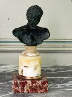 Deux bustes en bronze dans le goût de l’antique, XVIIIème siècle