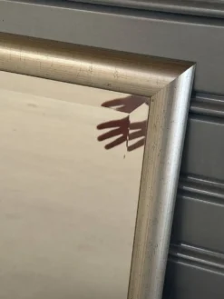 Deux Miroirs biseautés avec encadrement en finition effet or blanc vieilli
