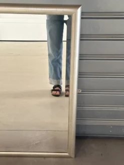 Deux Miroirs biseautés avec encadrement en finition effet or blanc vieilli