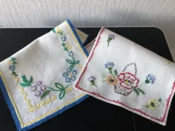 Deux napperons brodé main 30x20cm