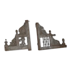 Deux parties de rambardes, genre de corbeaux du XIXème. siècle en bois sculpté