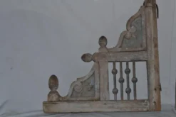 Deux parties de rambardes, genre de corbeaux du XIXème. siècle en bois sculpté