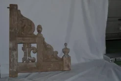 Deux parties de rambardes, genre de corbeaux du XIXème. siècle en bois sculpté