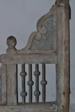 Deux parties de rambardes, genre de corbeaux du XIXème. siècle en bois sculpté