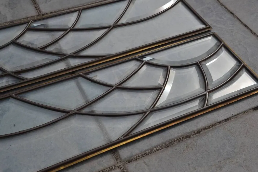 Deux vitraux en verre biseauté et laiton