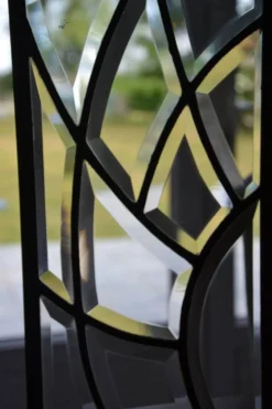 Deux vitraux en verre biseauté et laiton