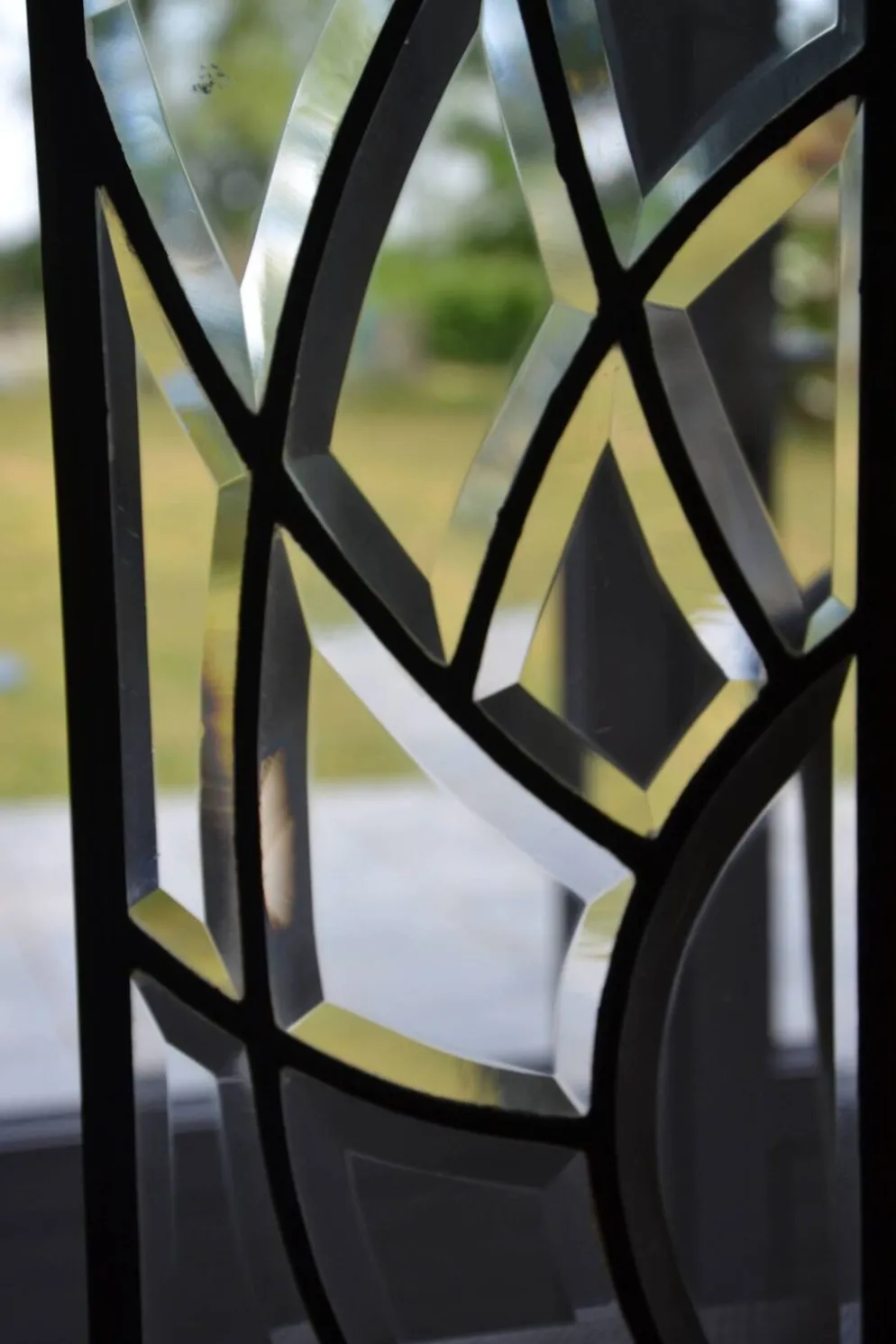 Deux vitraux en verre biseauté et laiton