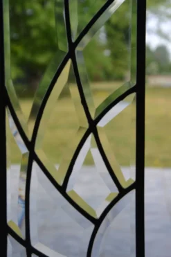 Deux vitraux en verre biseauté et laiton