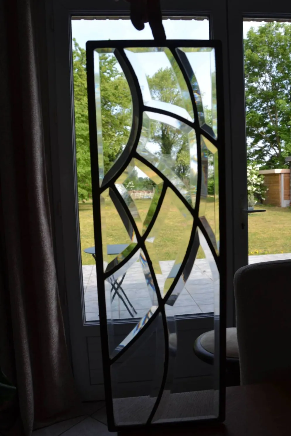 Deux vitraux en verre biseauté et laiton