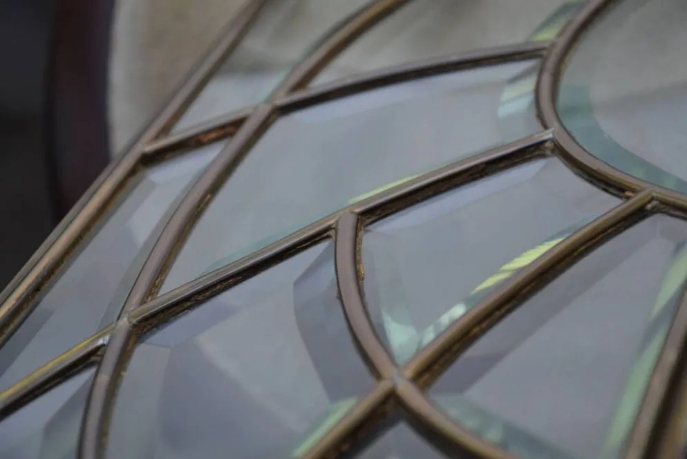 Deux vitraux en verre biseauté et laiton