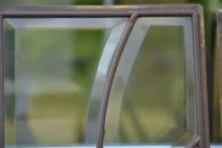 Deux vitraux en verre biseauté et laiton