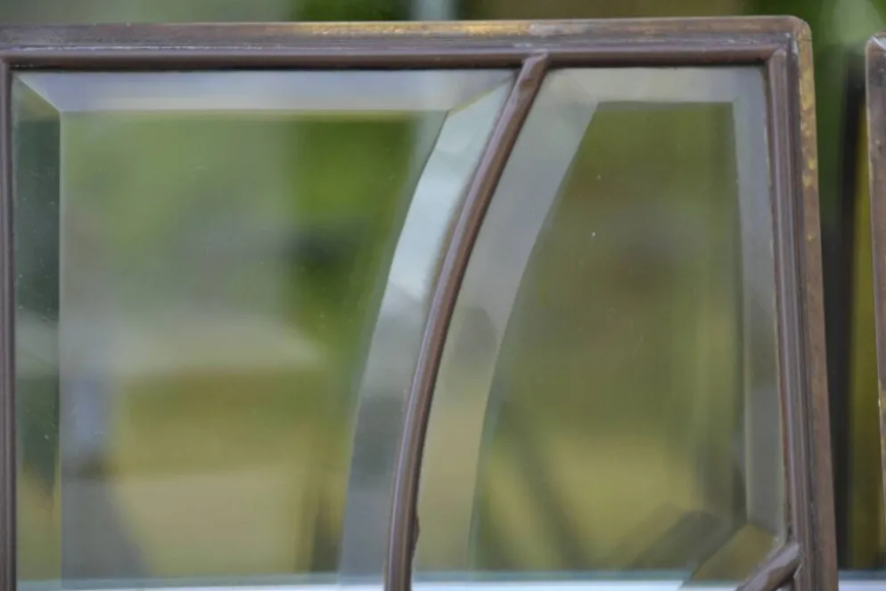 Deux vitraux en verre biseauté et laiton