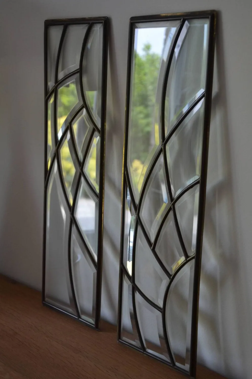 Deux vitraux en verre biseauté et laiton
