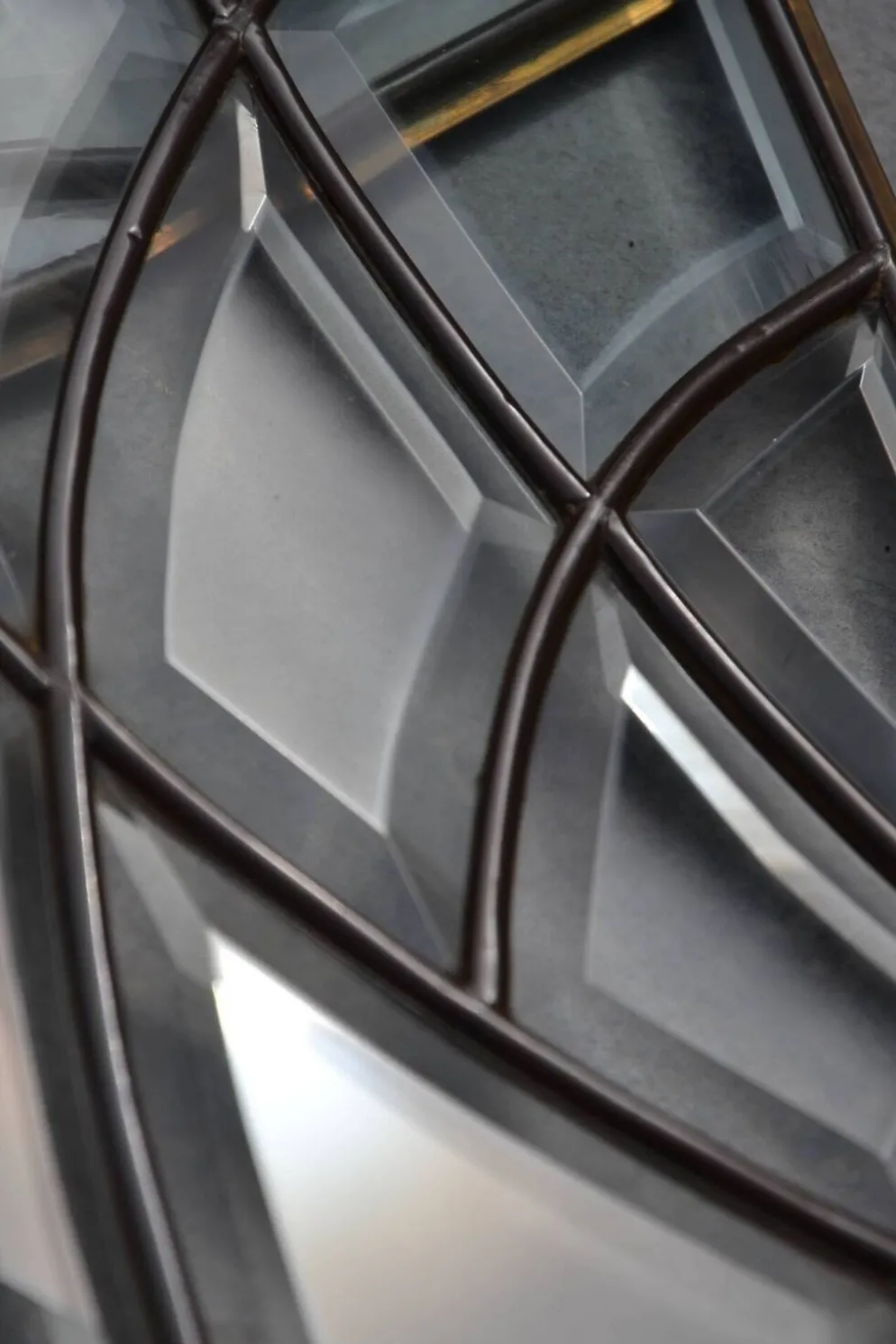 Deux vitraux en verre biseauté et laiton