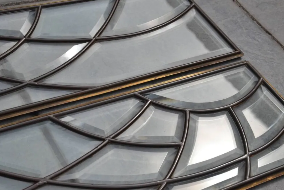 Deux vitraux en verre biseauté et laiton