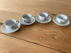 Dinette en faïence, 4 tasses et 4 sous-tasses