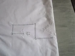 Drap ancien brodé et broderie de jours – 170 x 300 cm