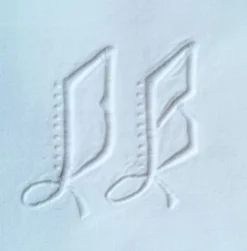 Drapé ancien brodé monogramme initiales D B