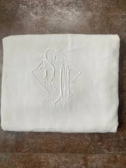Drap ancien en coton et lin monogramme M B avec jour Venise