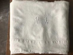 Drap ancien en lin monogramme VI