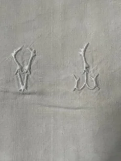 Drap ancien en lin monogramme VI