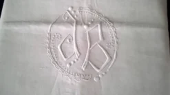 Drap ancien en lin monogrammé JB Brodé de pois et jours échelles en retour