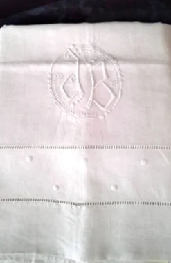 Drap ancien en lin monogrammé JB Brodé de pois et jours échelles en retour