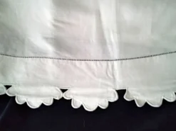 Drap ancien en lin monogrammé OT