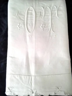 Drap ancien en lin monogrammé OT