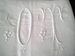 Drap ancien en lin monogrammé OT