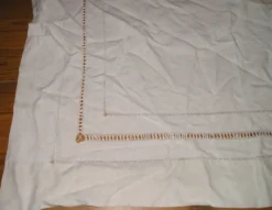 Drap ancien en lin ou métis à 3 rangées de jours avec retours